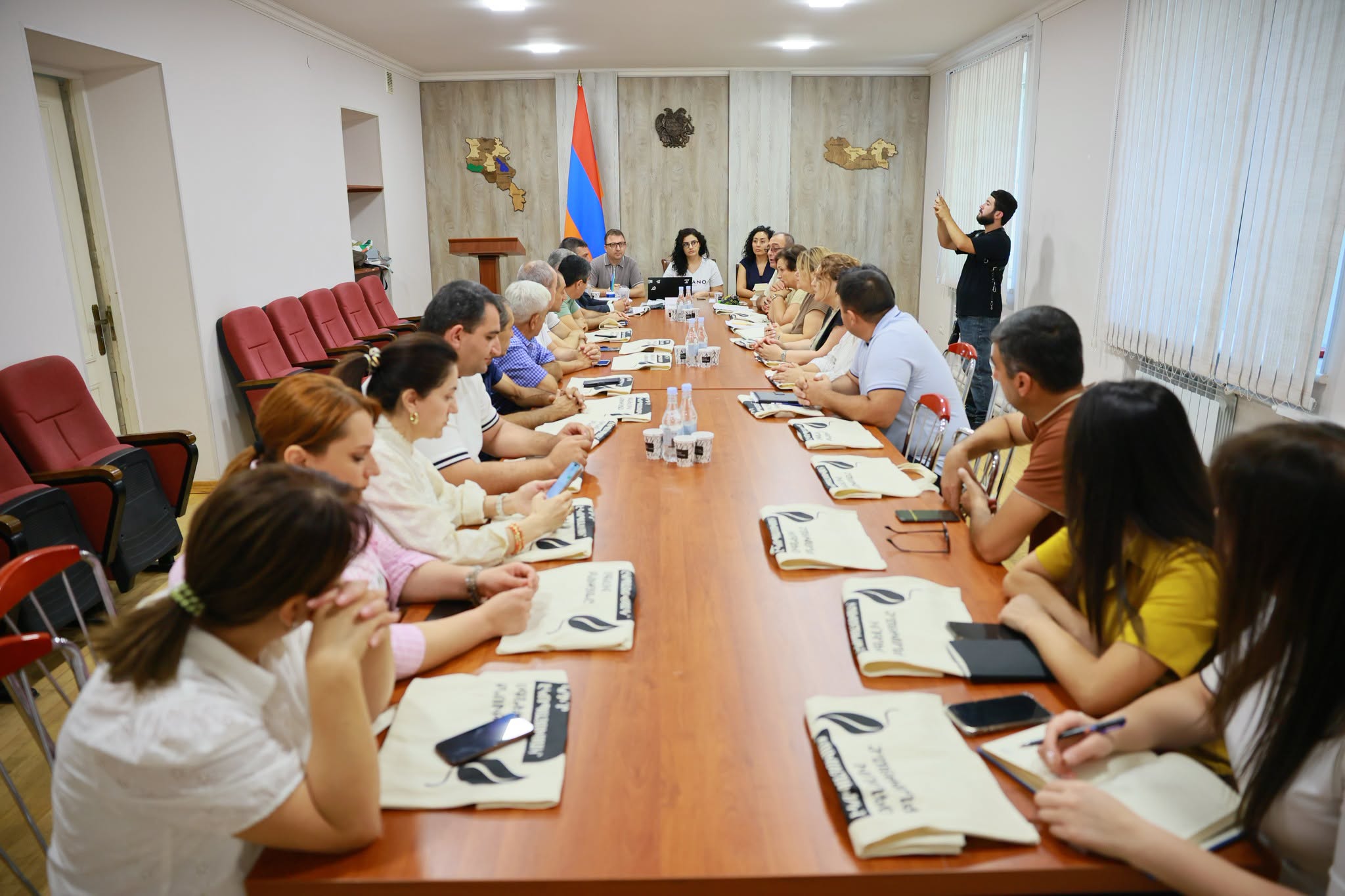Շարունակվում են պլաստիկ արտադրանքի օրենսդրական սահմանափակումների վերաբերյալ իրազեկման հանդիպումները  Շրջակա միջավայրի նախարարության նախաձեռնությամբ մեկնարկել են պոլիէթիլենային տոպրակների ու մեկանգամյա օգտագործման պլաստիկ արտադրանքի 2027 թվականի հունվարի 1